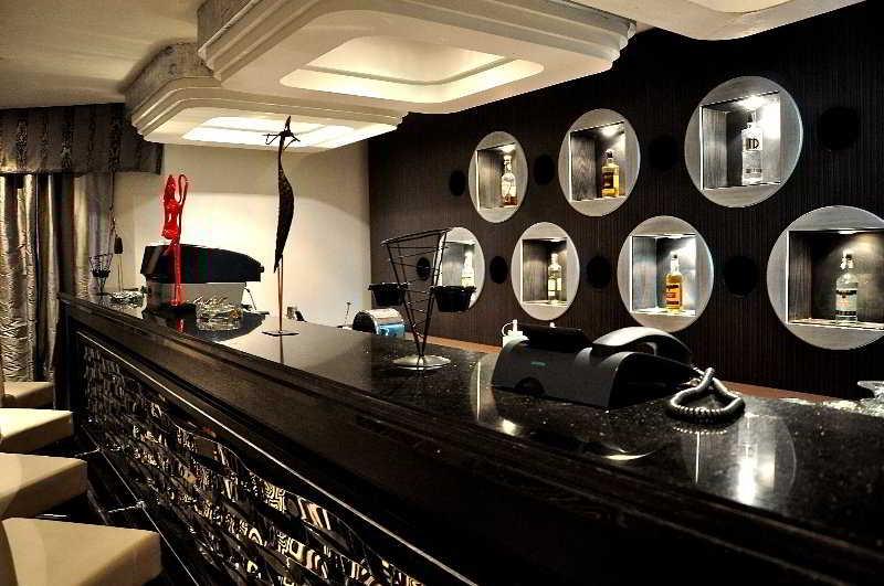 Kaisol Romance Resort Sahl Hasheesh - Adults Only フルガダ エクステリア 写真 The bar at the 2011 Cannes Film Festival