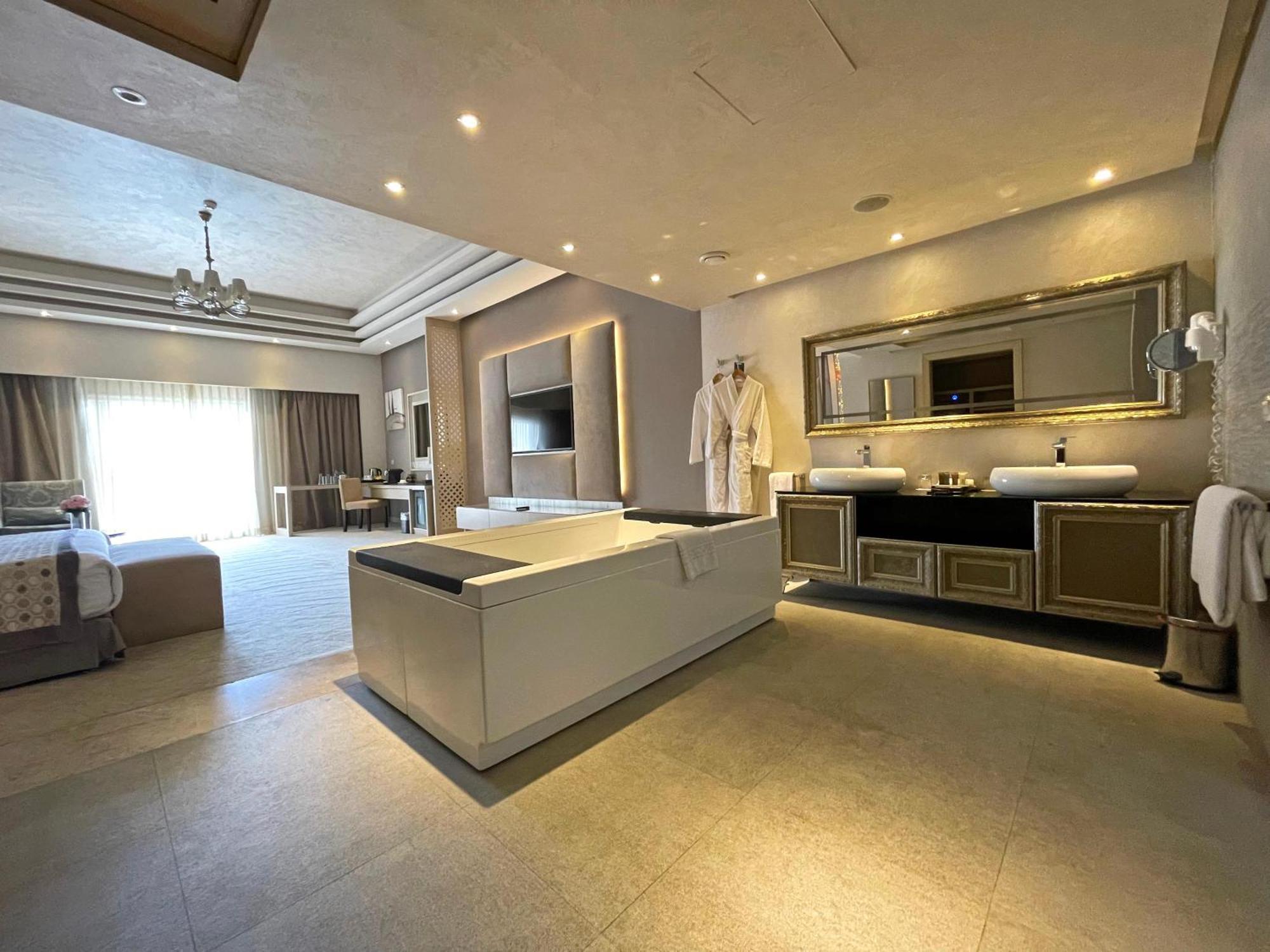 Kaisol Romance Resort Sahl Hasheesh - Adults Only フルガダ エクステリア 写真 A bathroom at the hotel